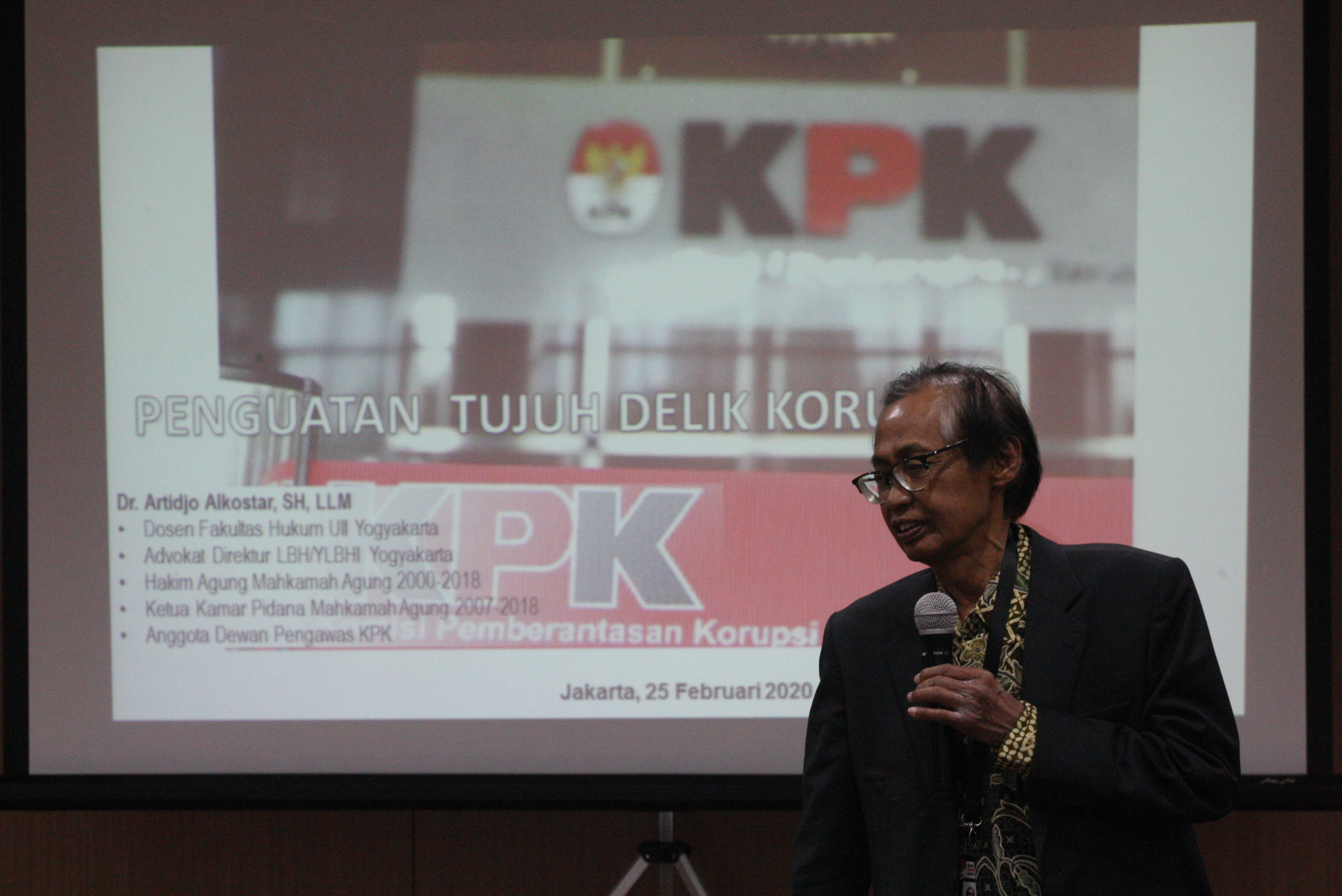Anggota Dewan Pengawas KPK Artijo Alkostar memberikan materi saat Pelatihan Penerapan Modul Antikorupsi Terkait APBDesa di Gedung ACLC KPK. 