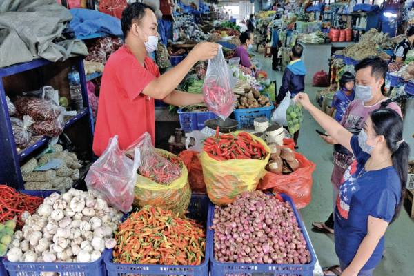 Pedagang bumbu dapur melayani pembeli di Pasar Badung, Denpasar, Bali, kemarin