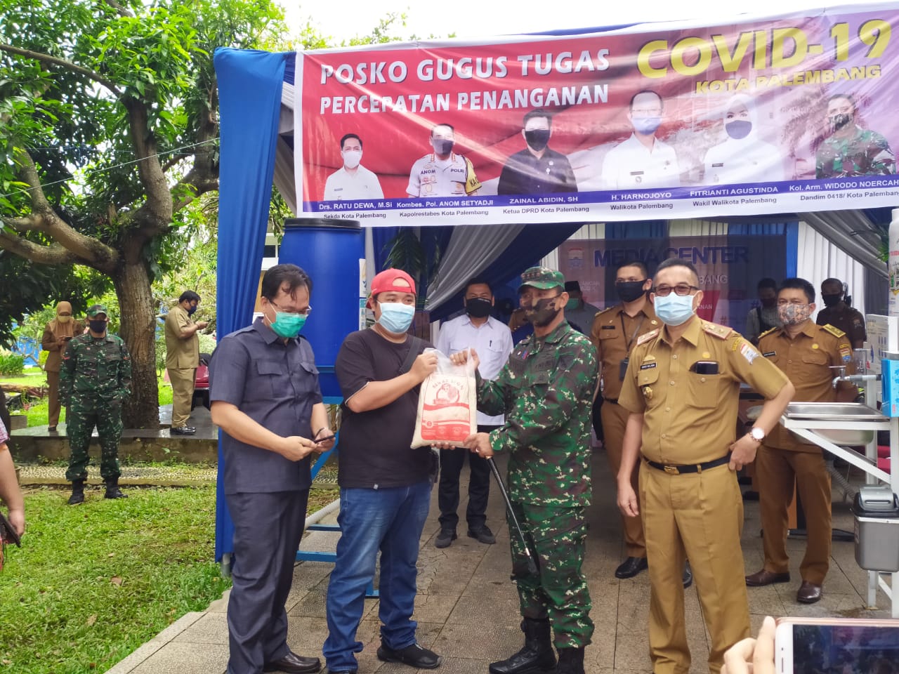 Jurnalis Peduli Palembang serahkan bantuan beras