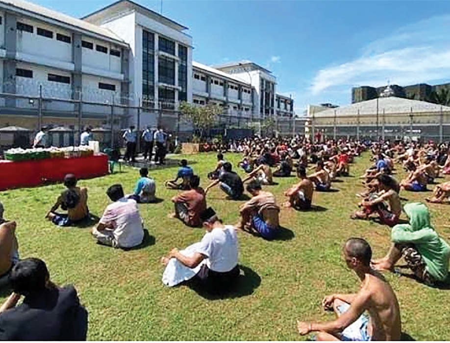 Para warga binaan pemasyarakatan (WBP), yaitu narapidana dan tahanan berjemur di lapangan Rutan Cilodong, Kota Depok, Jawa Barat, kemarin.