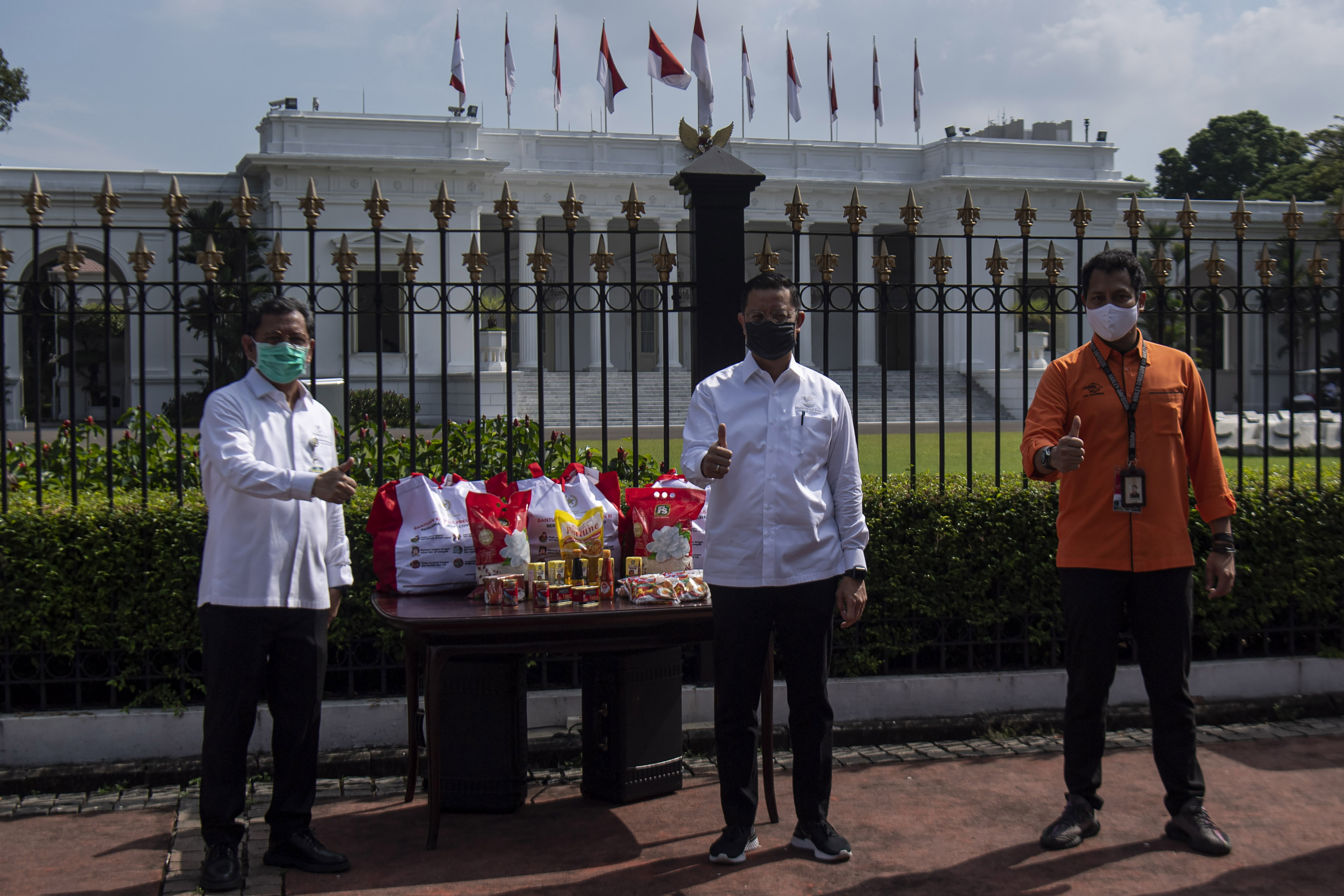 Menteri Sosial Juliari P Batubara (tengah) saat melepas distribusi bantuan sosial sembako di depan Istana Merdeka, Jakarta, Senin (20/4).