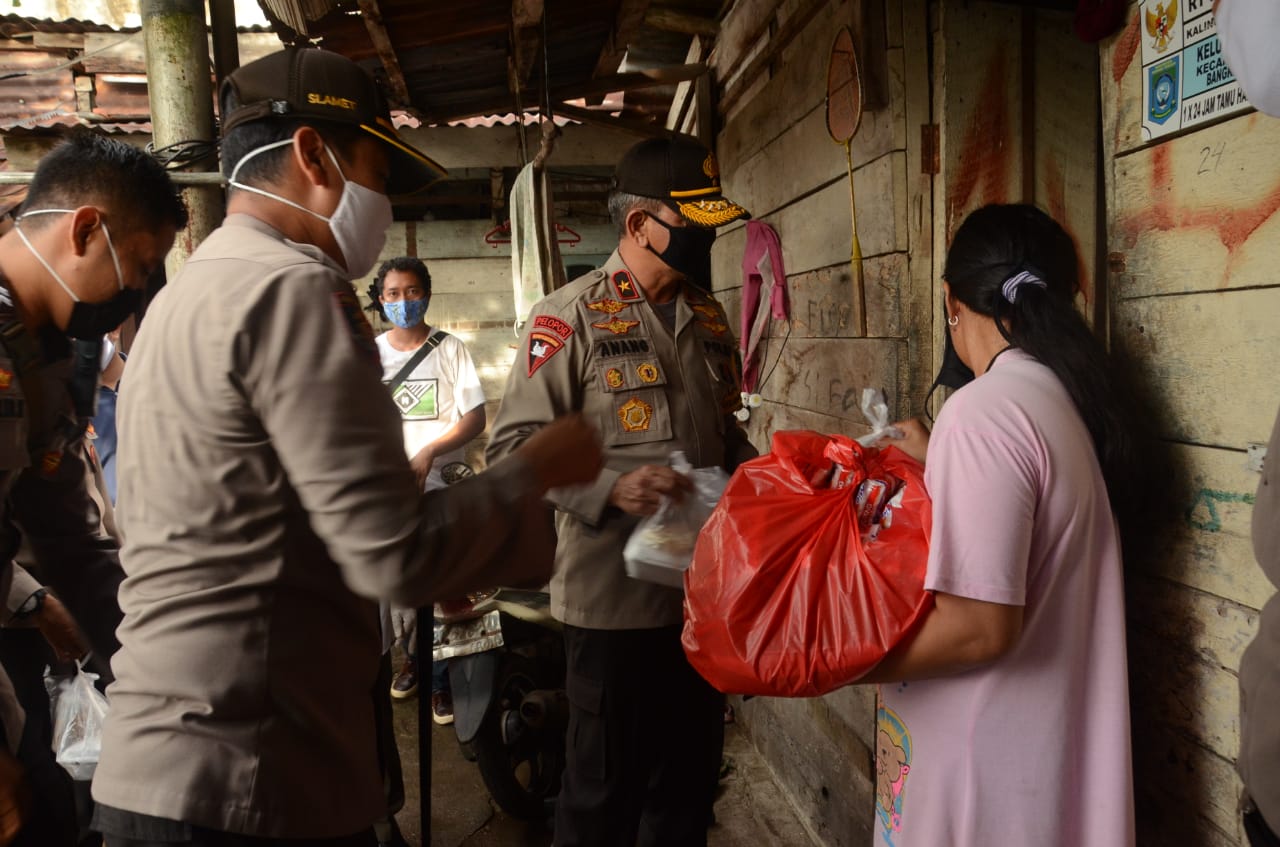 Kapolda Babel serahkan bantuan sembako untuk warga di Kabupaten Bangka Tengah, Rabu (29/4).