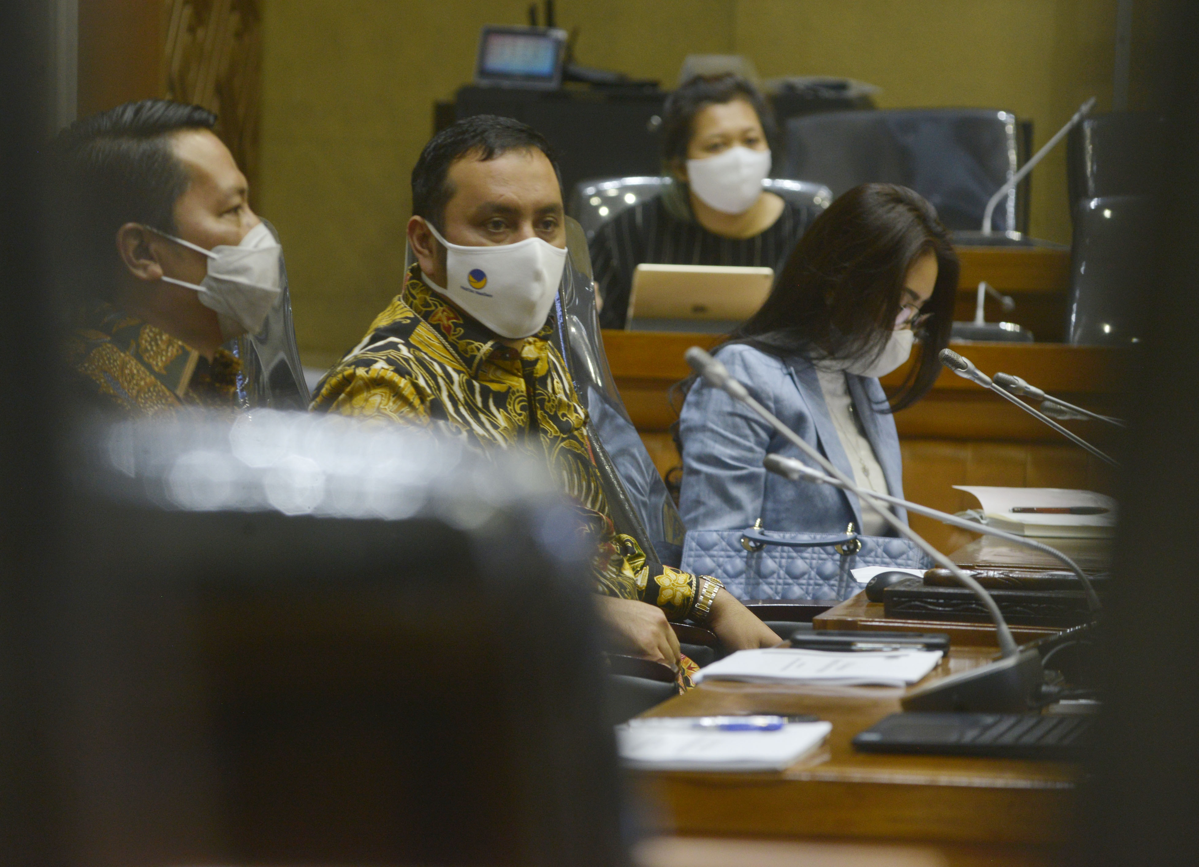 Ketua Badan Legislasi (Baleg) DPR Supratman Andi Agtas (kiri), bersama dua Wakil Ketua Baleg Willy Aditya (kedua dari kiri) dan Rieke Diah.