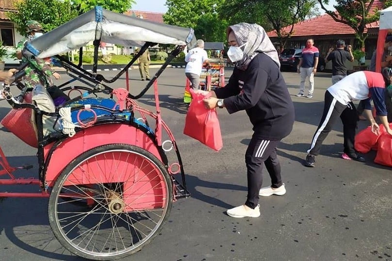 Tukang Becak, Ojol, dan Ojek Pangkalan Purbalingga Dibagi Sembako