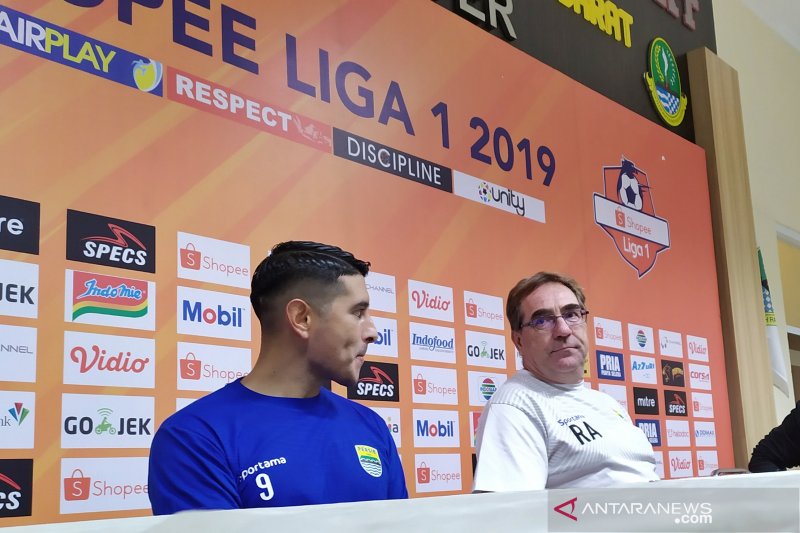 Gelandang Persib Esteban Vizcarra (kiri) saat konfrensi pers di Stadion Si Jalak Harupat, Kabupaten Bandung.