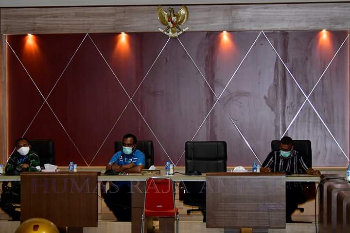 Bupati Raja Ampat, Abdul Faris Umlati  memimpin rapat penanganan covid-19, Senin (20/4/2020).