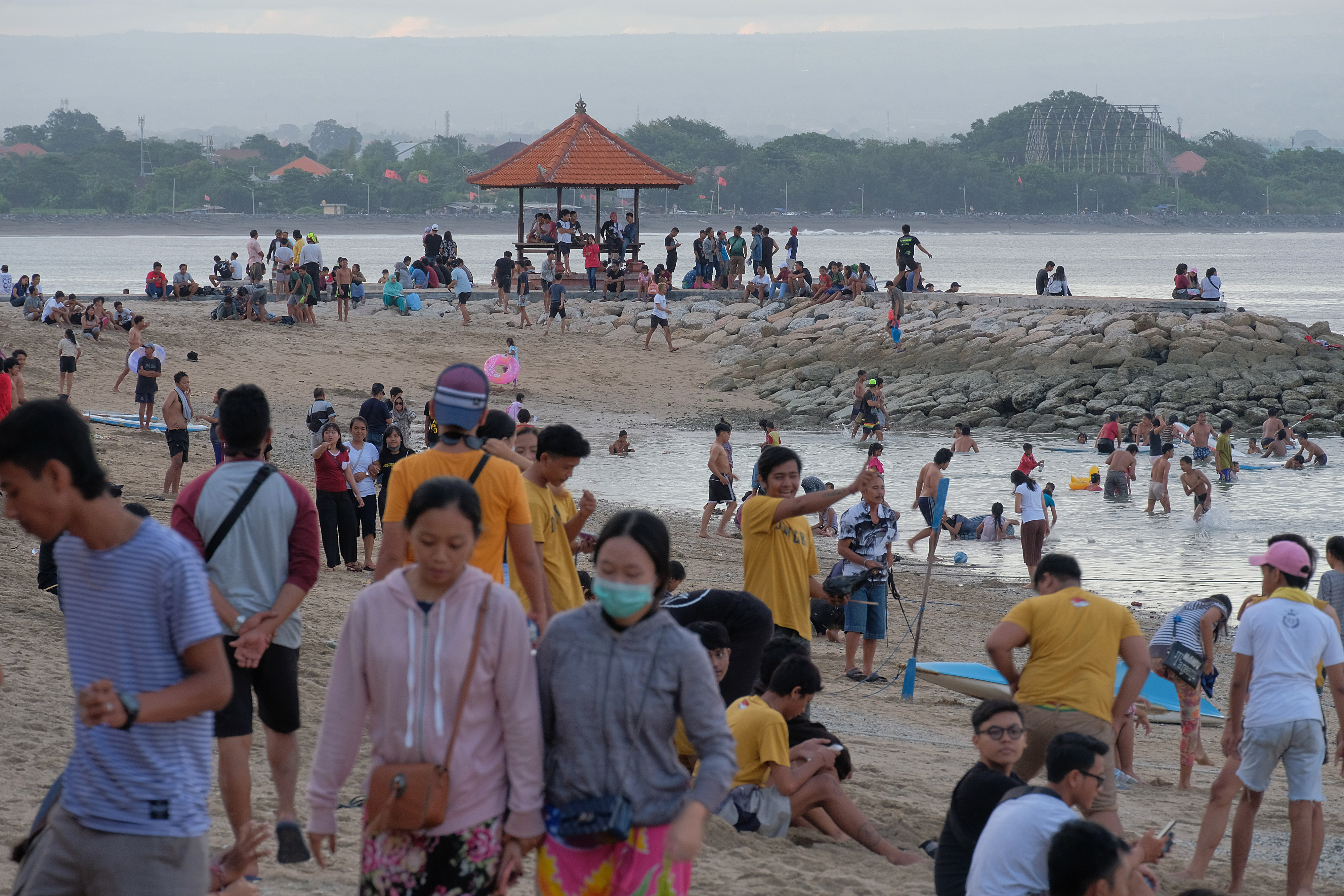 Wisatawan memanfaatkan libur akhir pakan di Pantai Sanur, Denpasar, Bali