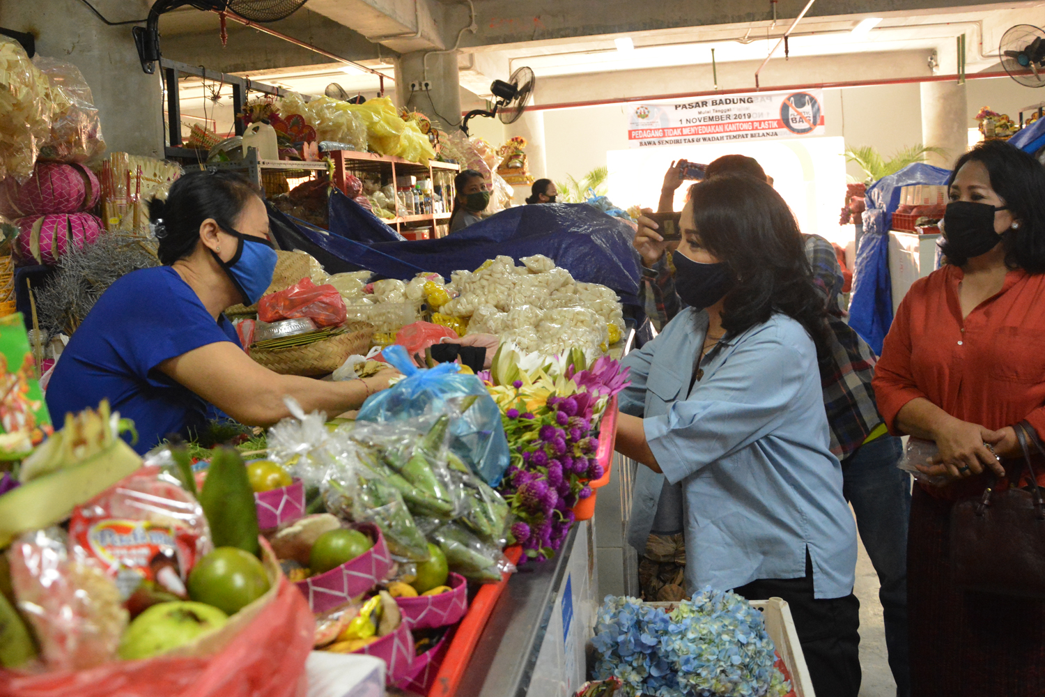 Kordinator Kegiatan Kesejahteraan Sosial (K3S) Kota Denpasa membagikan masker kepada pedagang di Pasar Badung, Rabu (8/4).
