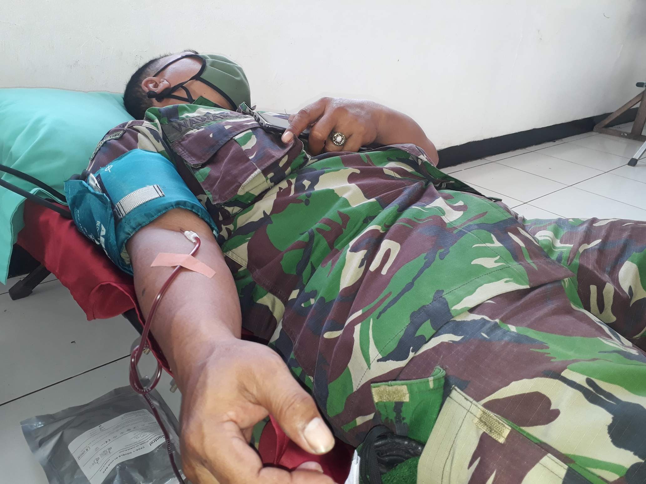 Anggota Kodim 0604 Karawang melakukan donor darah untuk membantu kebutuhan stok darah PMI.