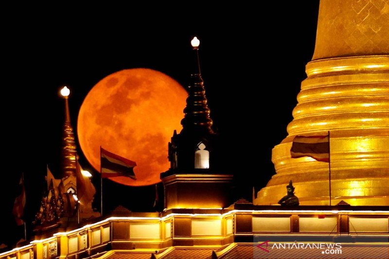 Bulan purnama perige atau the Pink Supermoon terlihat dari Kuil Wat Saket atau yang juga dikenal sebagai Gunung Emas di Bangkok, Thailand.