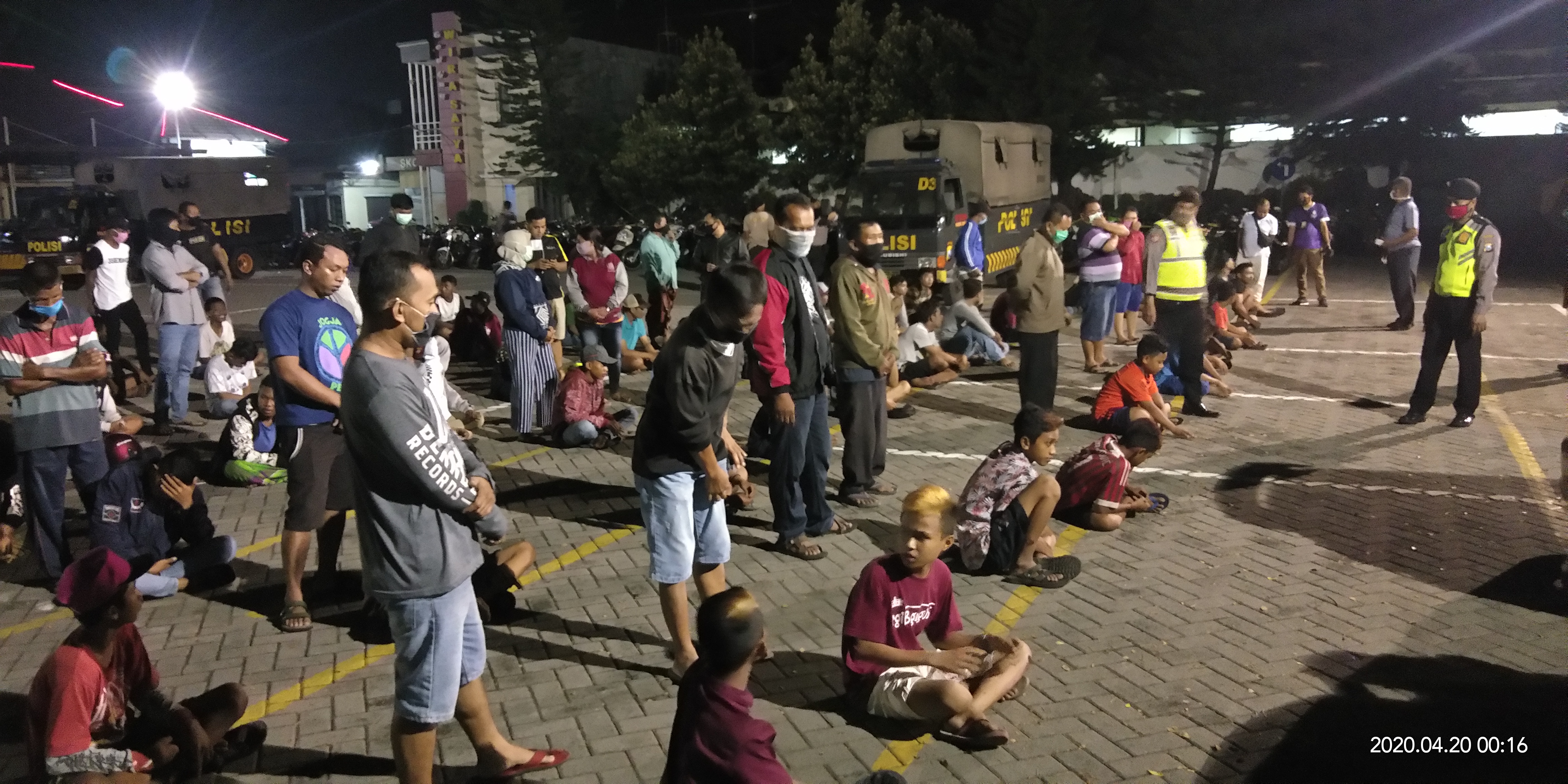 Puluhan remaja peserta balap liar diamankan di halaman Mapolres Sidoarjo, Minggu (19/4/2020) malam.