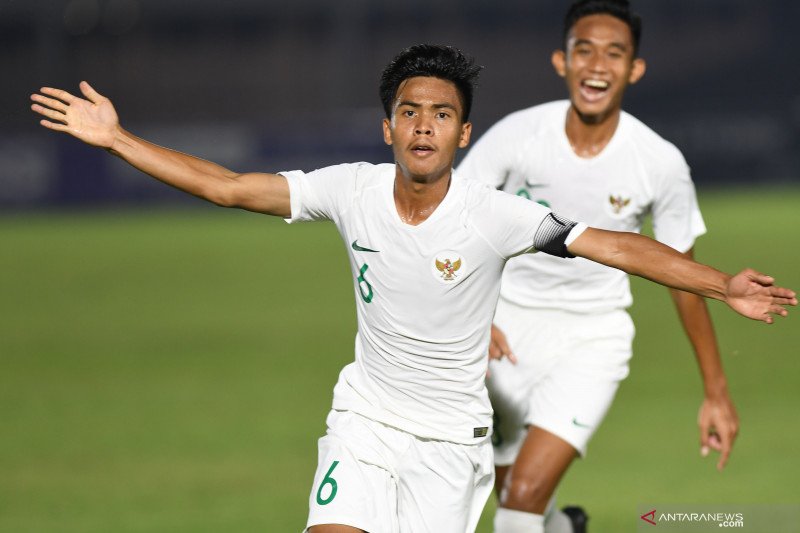 Pemain Tim Nasional Indonesia U-19 David Maulana (kiri) berselebrasi usai menjebol gawang Tim Nasional Hong Kong U-19.