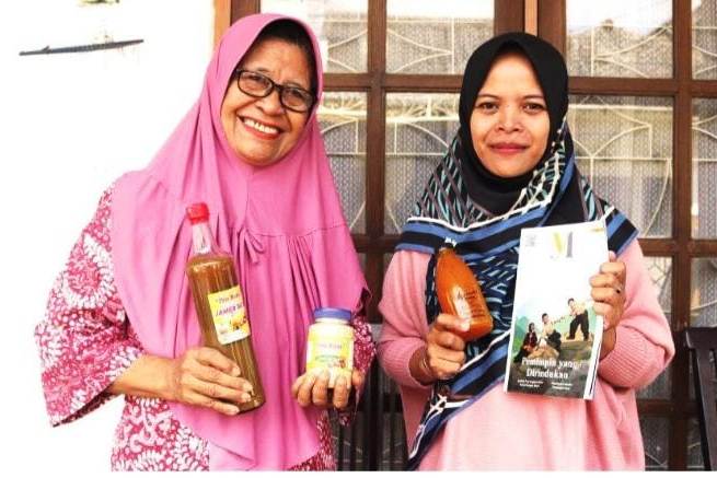  Roos menyempatkan waktunya untuk memberikan pelatihan membuat jamu kepada kaum Ibu Karang Taruna.