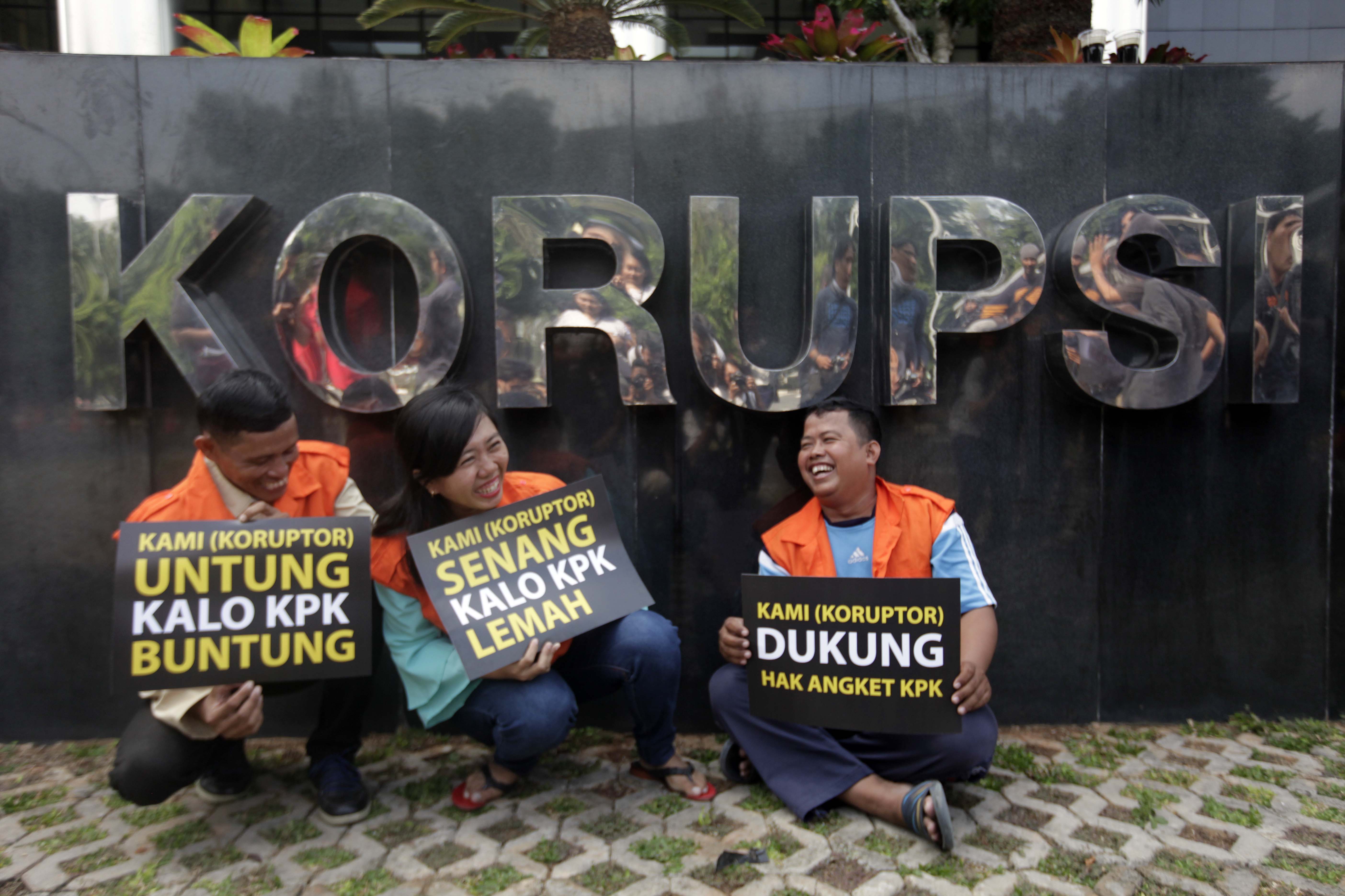 Sejumlah aktivis Indonesia Corruption Watch melakukan aksi parodi di depan Gedung KPK.