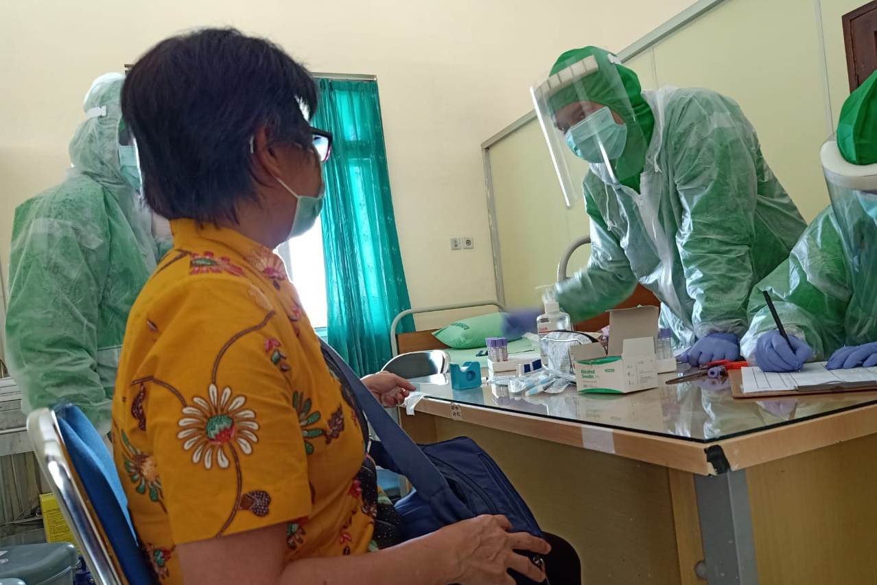 Petugas kesehatan di Kota Magelang, Jawa Tengah menjalani rapid test covid-19.