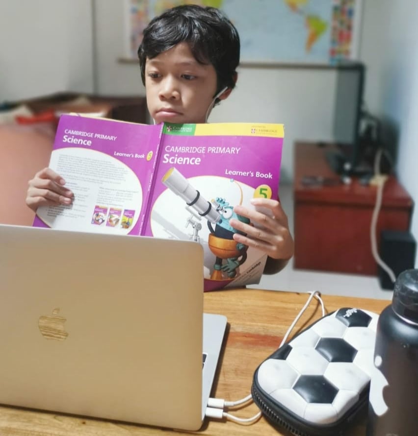 Siswa melakukan belajar daring dari rumah