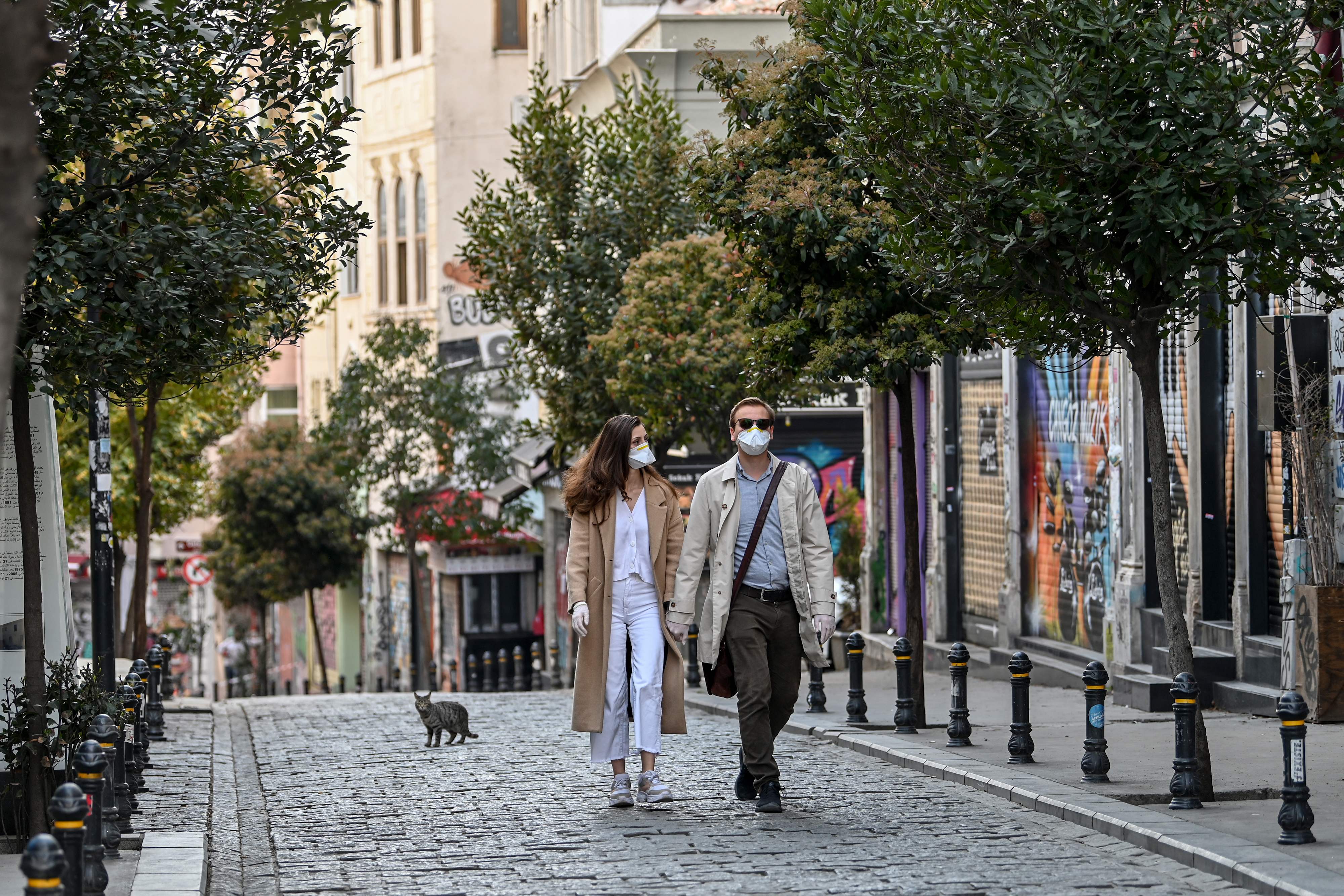 Sepasang warga mengenakan masker berjalan di Kota Istanbul, Turki