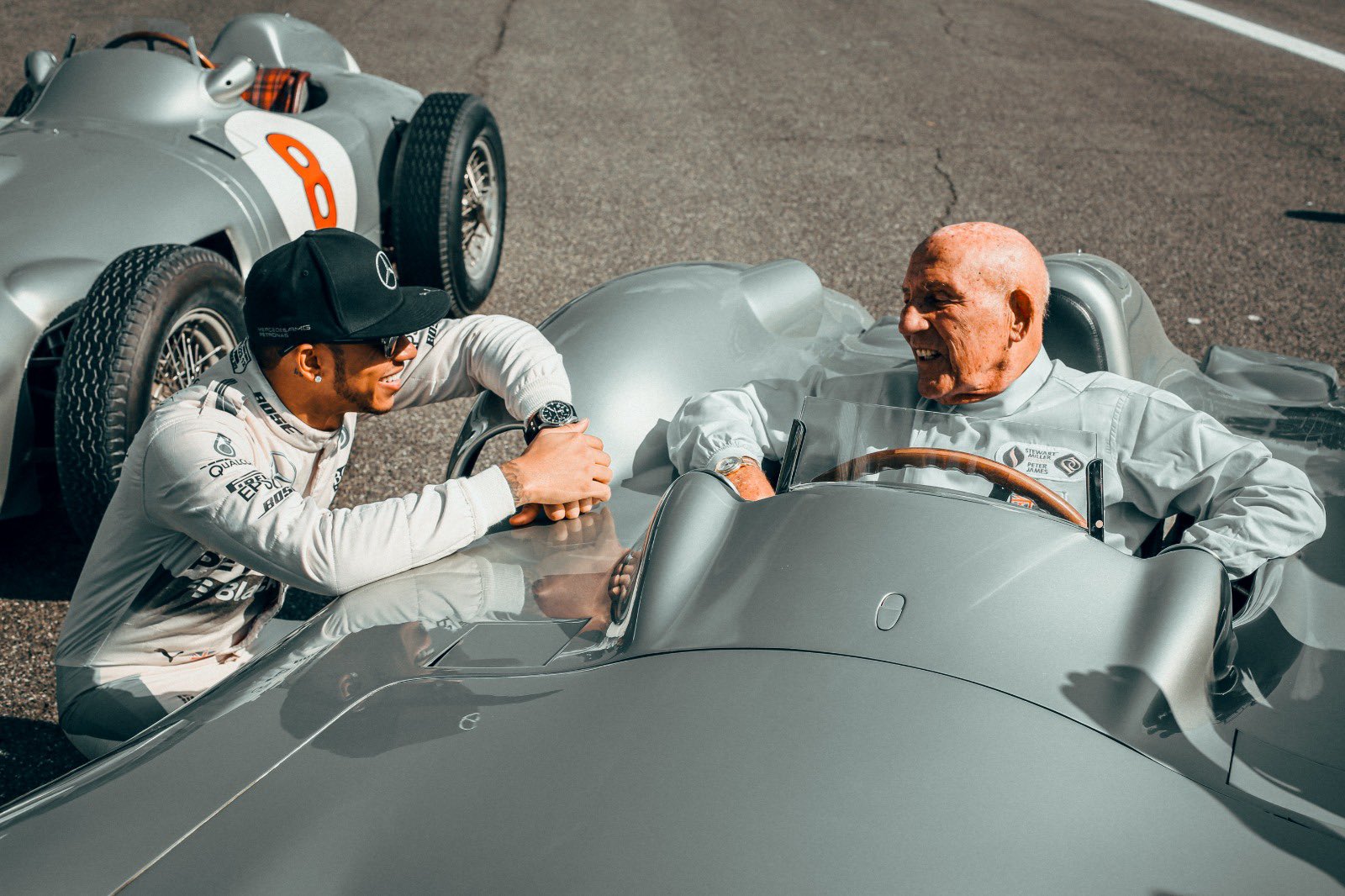 Lewis Hamilton (kiri) bersama Stirling Moss