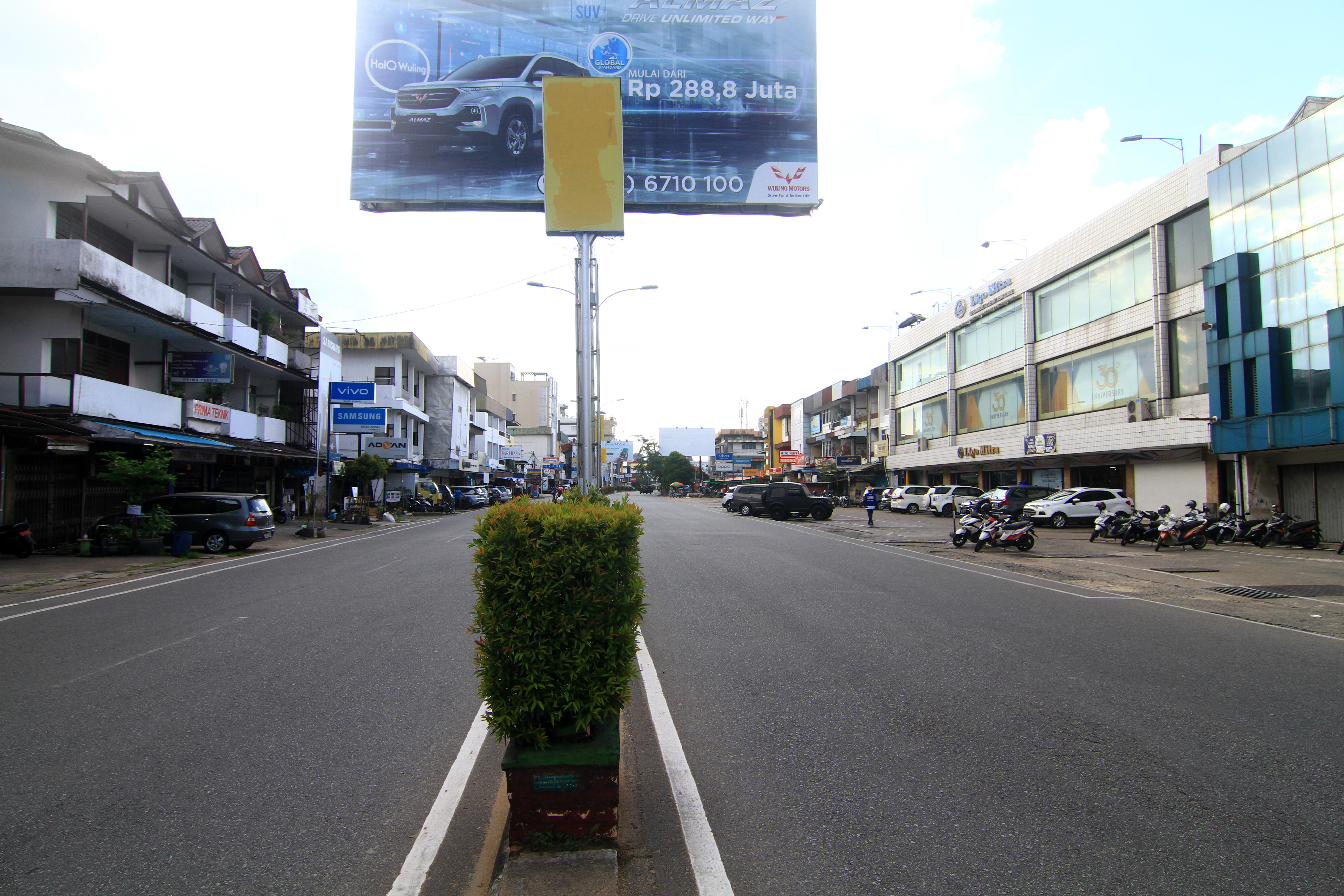 Suasana lengang dan sepi di Jalan Gajahmada Pontianak, Kalimantan Barat, Rabu (15/4/2020). 