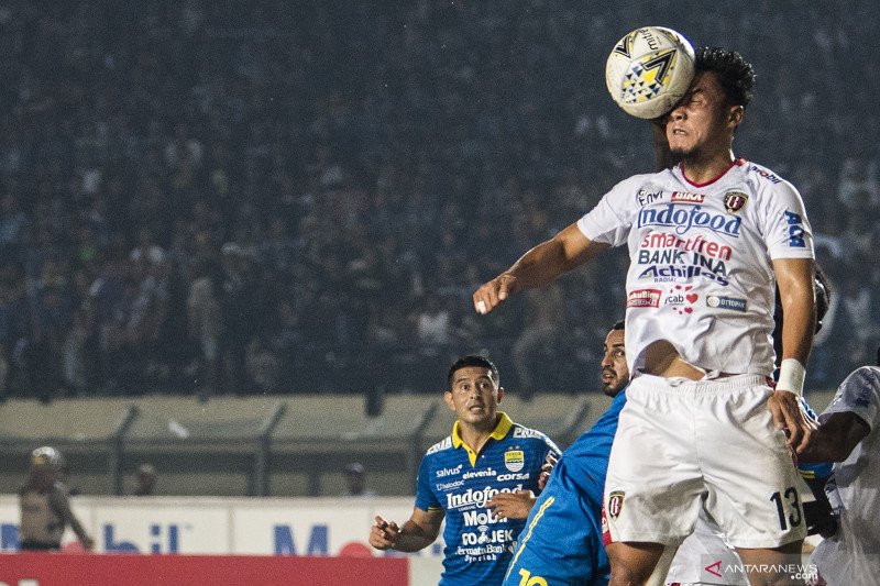 Pesepak bola Bali United Gunawan Dwi Cahyo menyundul bola saat pertandingan Sepak Bola Liga 1 2019 di Stadion Si Jalak Harupat.