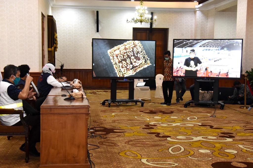 Gubernur Jawa Timur Khofifah Indar Parawansa saat memeriksa kesiapan pembukaan Lumbung Pangan Jatim.