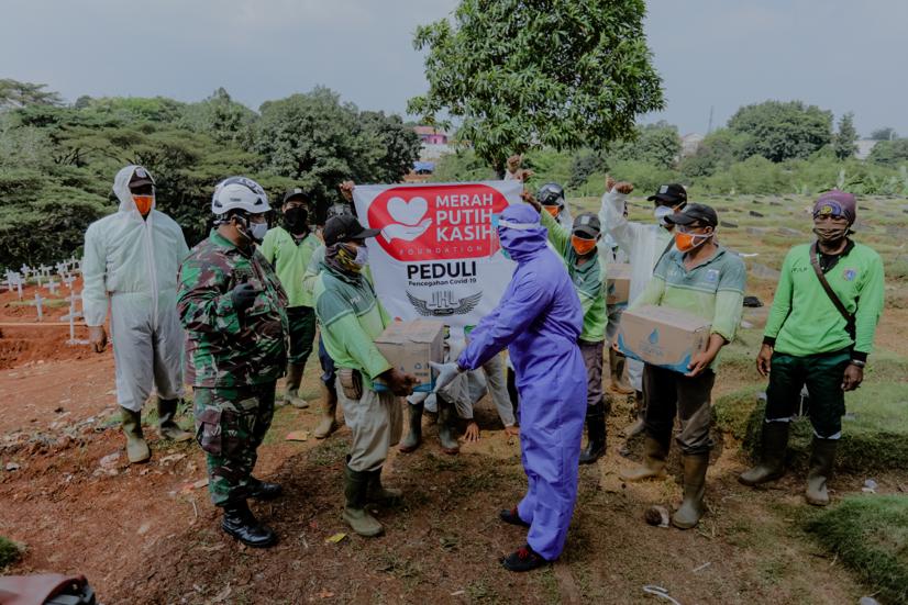donasi dari JHL Group untuk penggali makam di TYPU Pondok Rangon