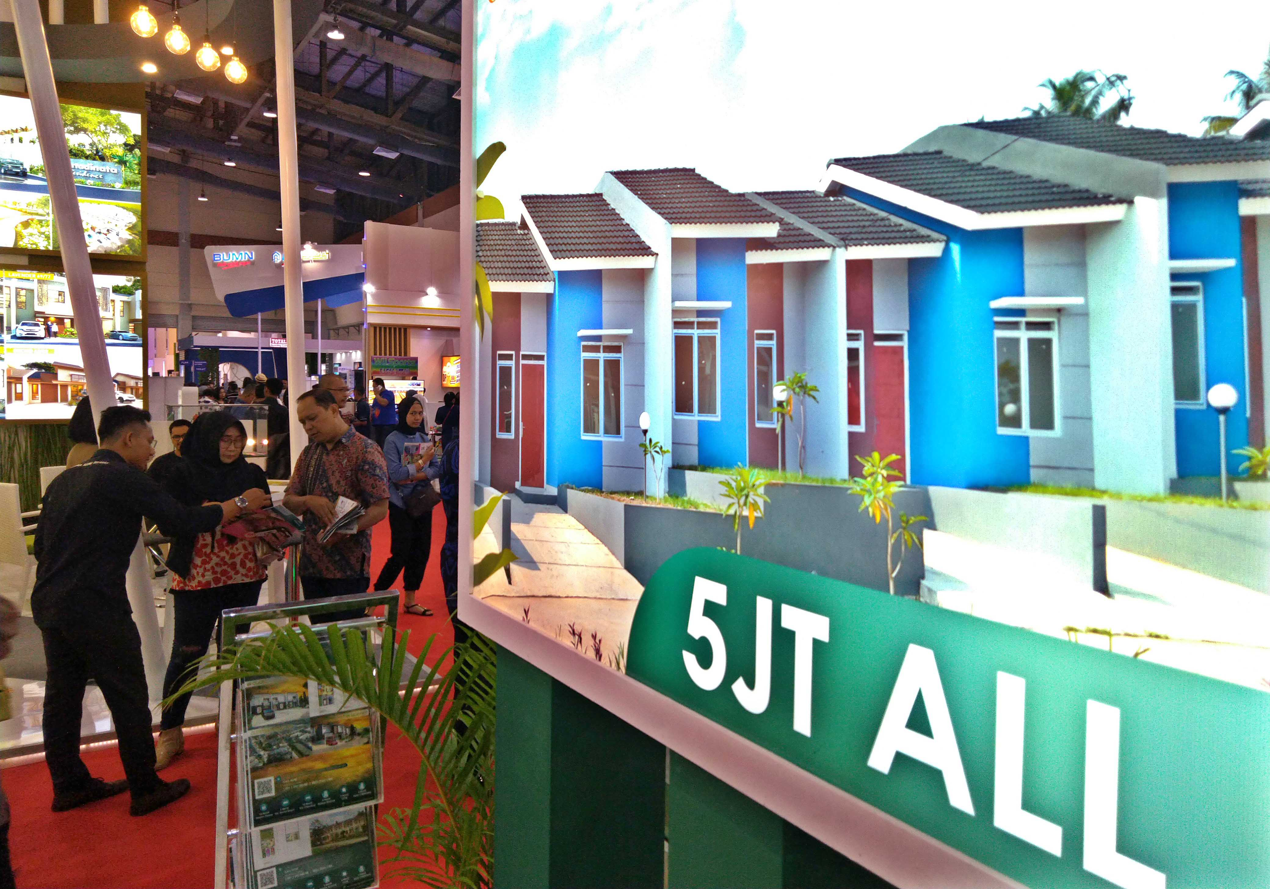 Pengunjung mendapatkan penjelasan dari pengembang saat pameran Indonesia Properti Expo 2020 di Jakarta, Sabtu (15/2).