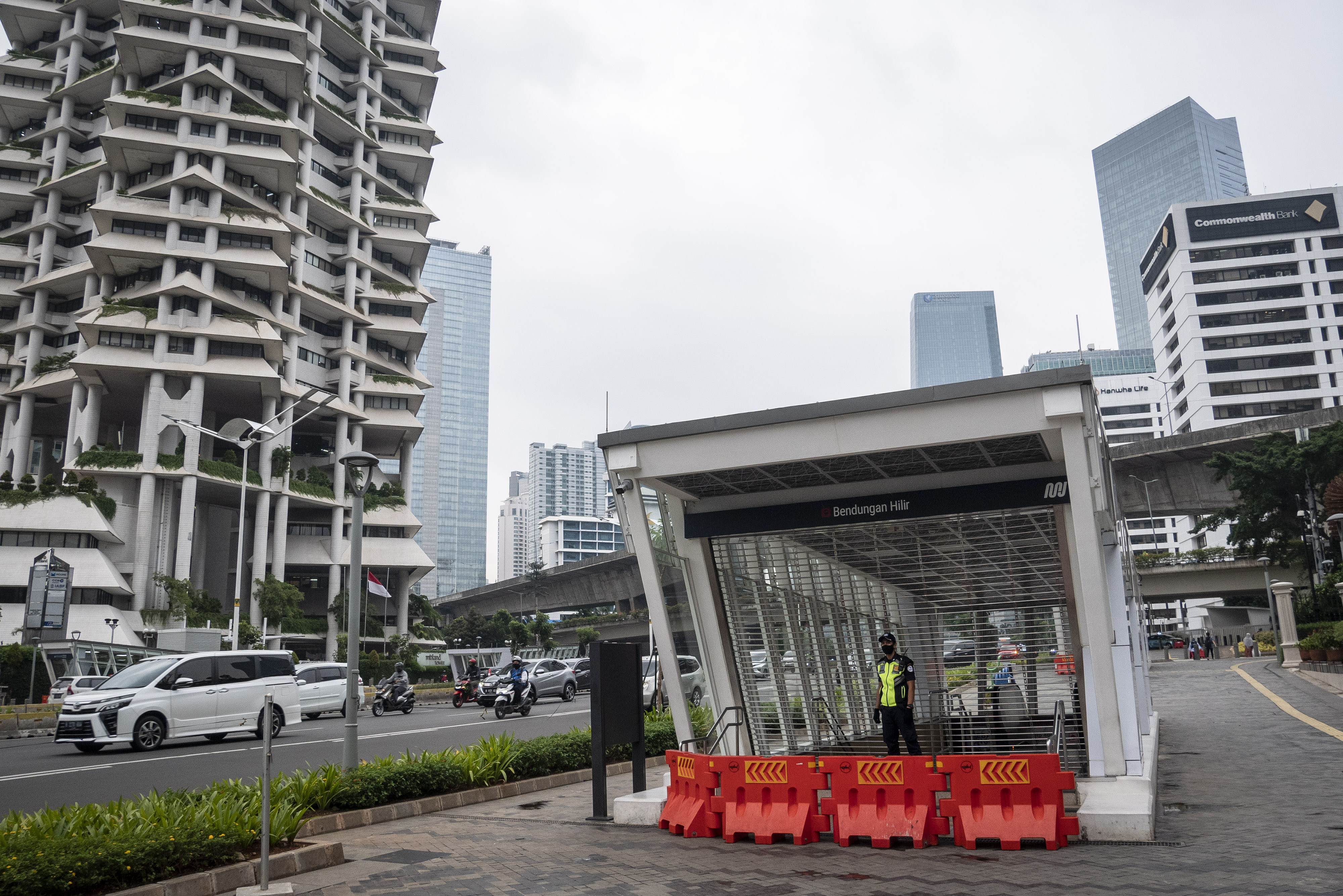 Petugas berjaga di pintu masuk Stasiun MRT Bendungan Hilir, Jakarta, Senin (27/4).