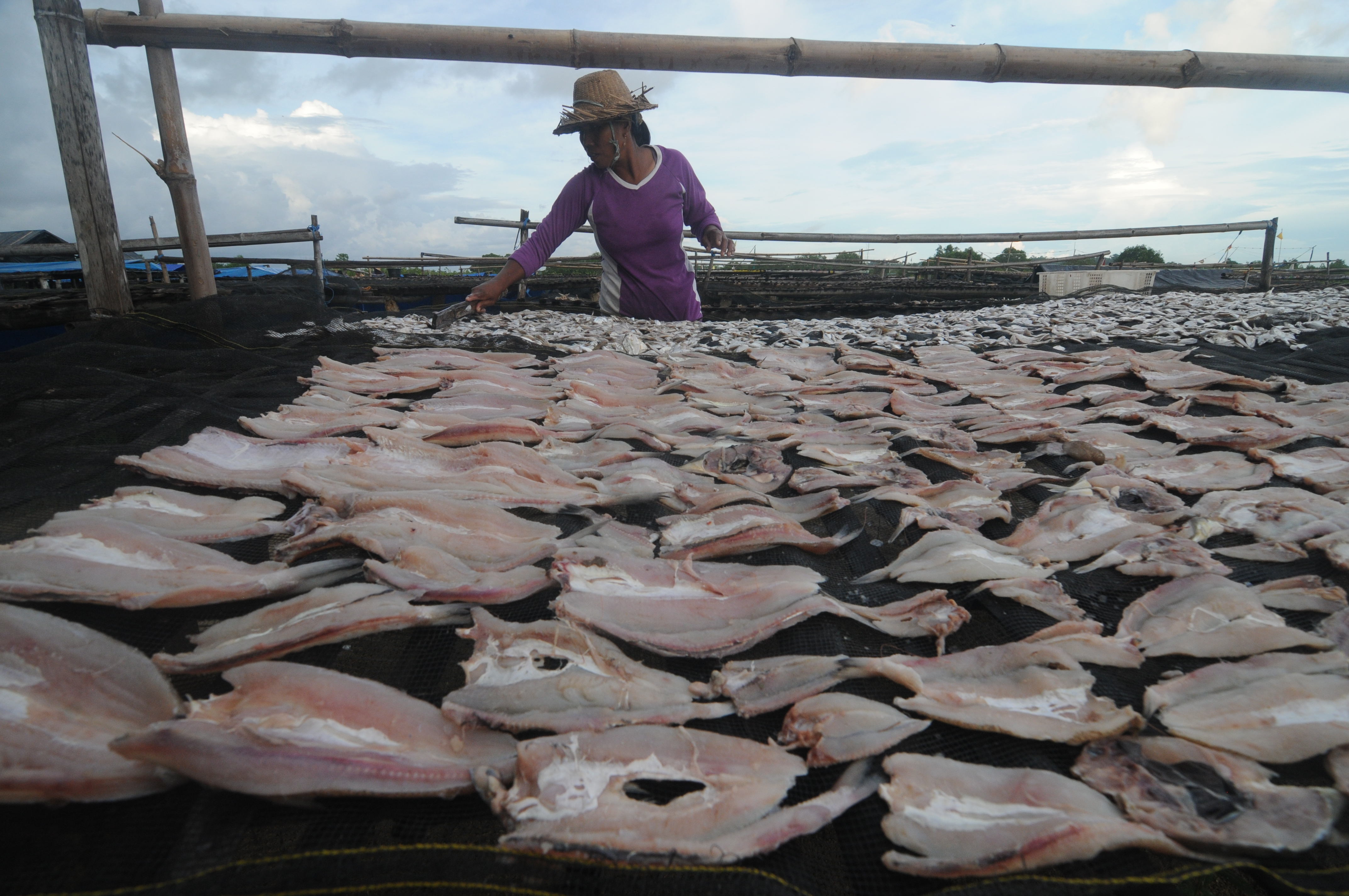 Warga menjemur ikan di Pantai Desa Tanjung, Pamekasan, Jawa Timur, Rabu (1/4/2020). 