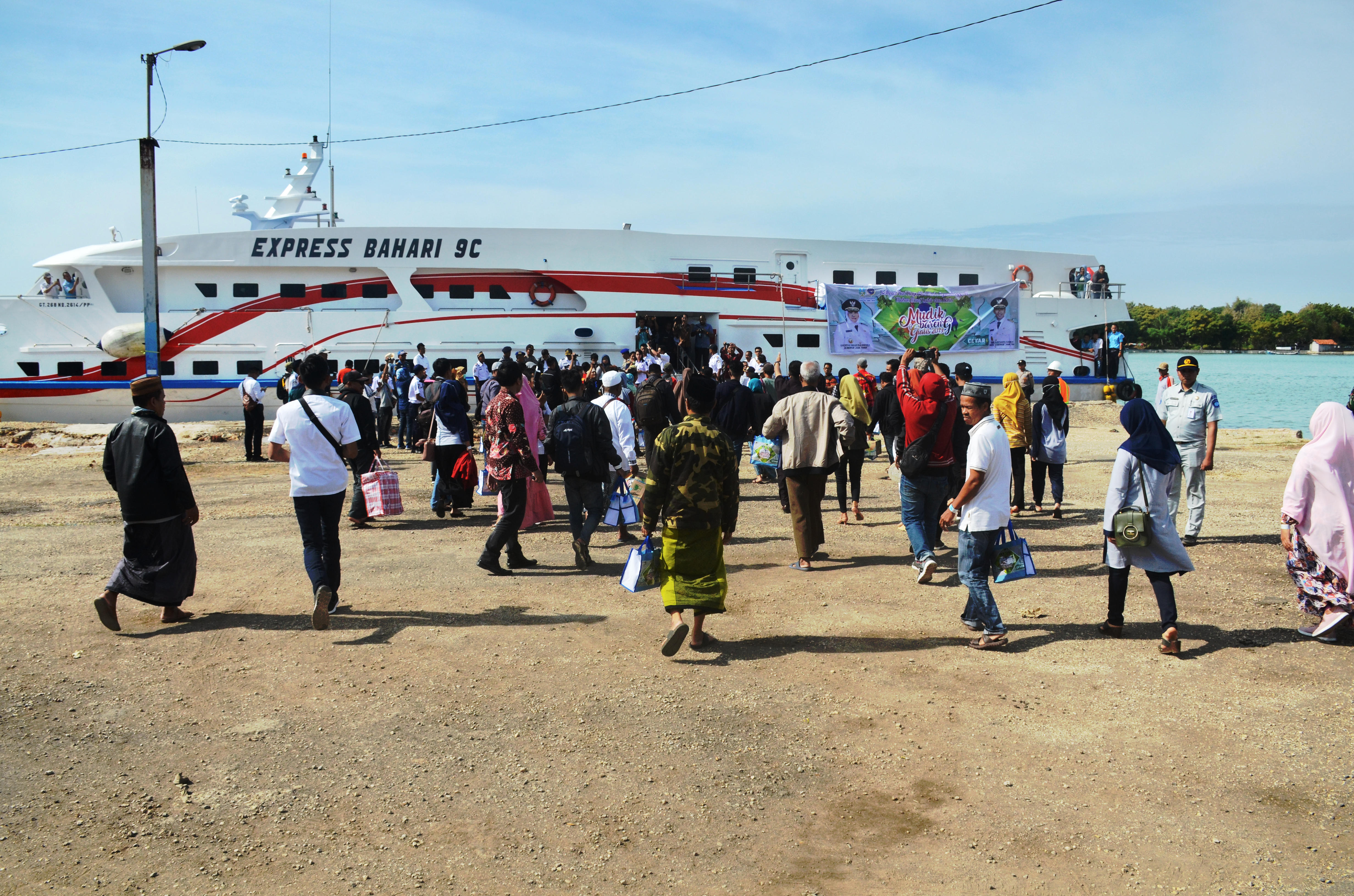 Suasana di Pelabuhan Kalianget, Sumenep, Jawa Timur, saat mudik lebaran tahun lalu. 