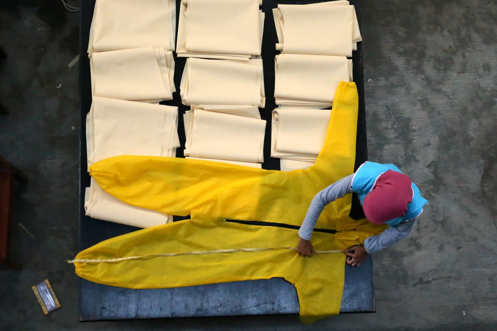 Seorang siswa SMK membuat alat pelindung diri (APD) di tengah tingginya kebutuhan akibat pandemi covid-19.