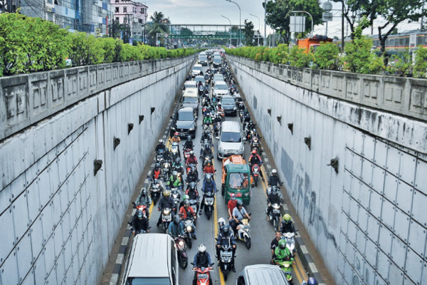 Kendaraan terjebak kemacetan hingga sepanjang 1,5 kilometer pada pukul 17.30 WIB di Jalan Tanjung Barat Raya, Pasar Minggu, Jakarta, kemarin