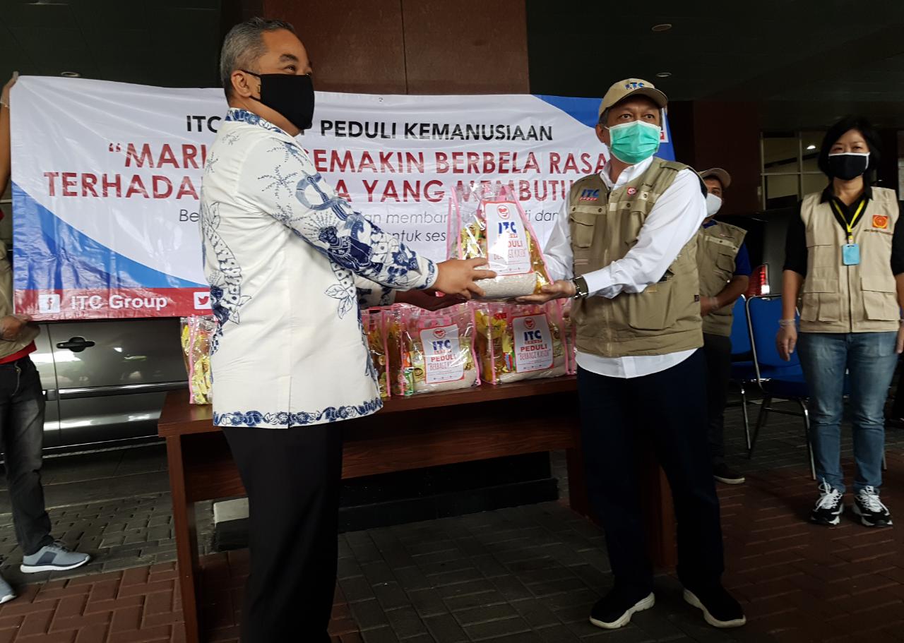 Community Relations Head ITC Group, Abrar Sy menyerahkan bantuan kepada Wali Kota Jakarta Pusat, Dr Bayu Meghantara MSi, Kamis (30/4). 