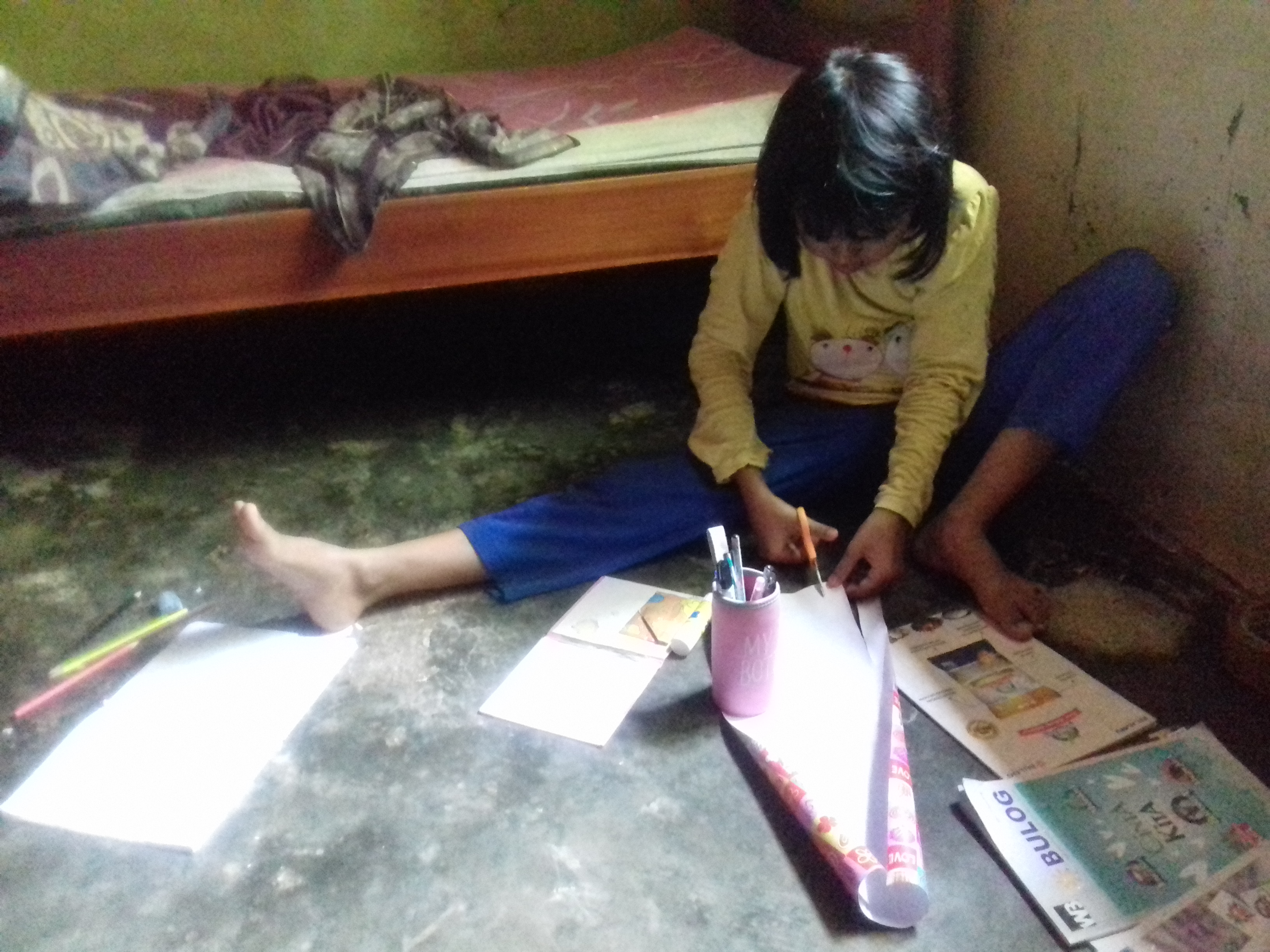 Seorang siswa di Kabupaten Pidie, Aceh belajar di rumah. Selama ini banyak murid terkendala belajar di rumah karena tidak ada internet.