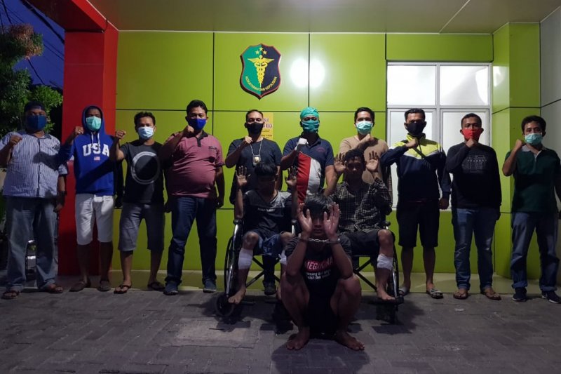 Petugas Polsek Medan Helvetia menangkap tiga pelaku spesialis penjambretan.