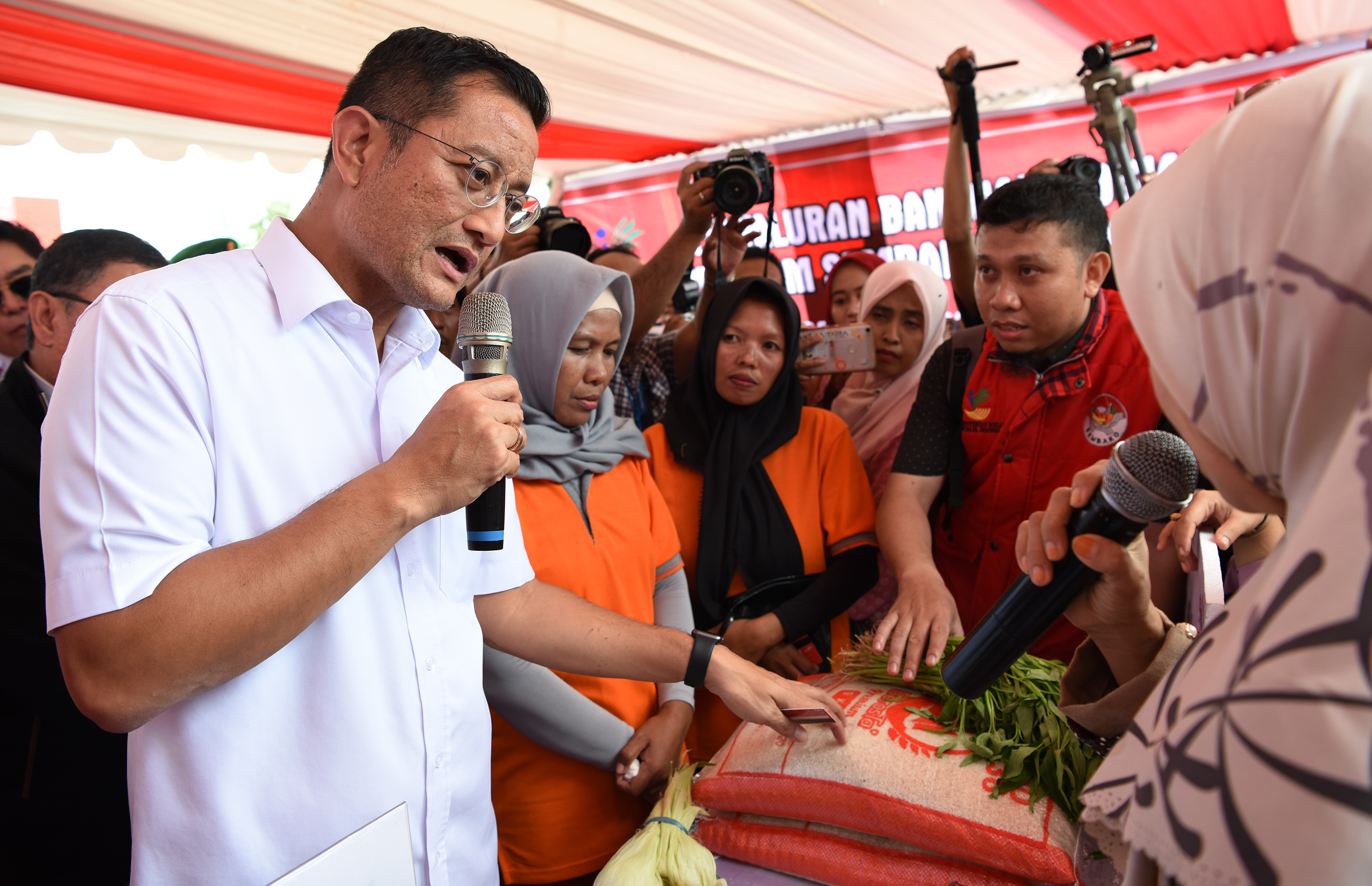 Menteri Sosial Juliari P Batubara (kiri)