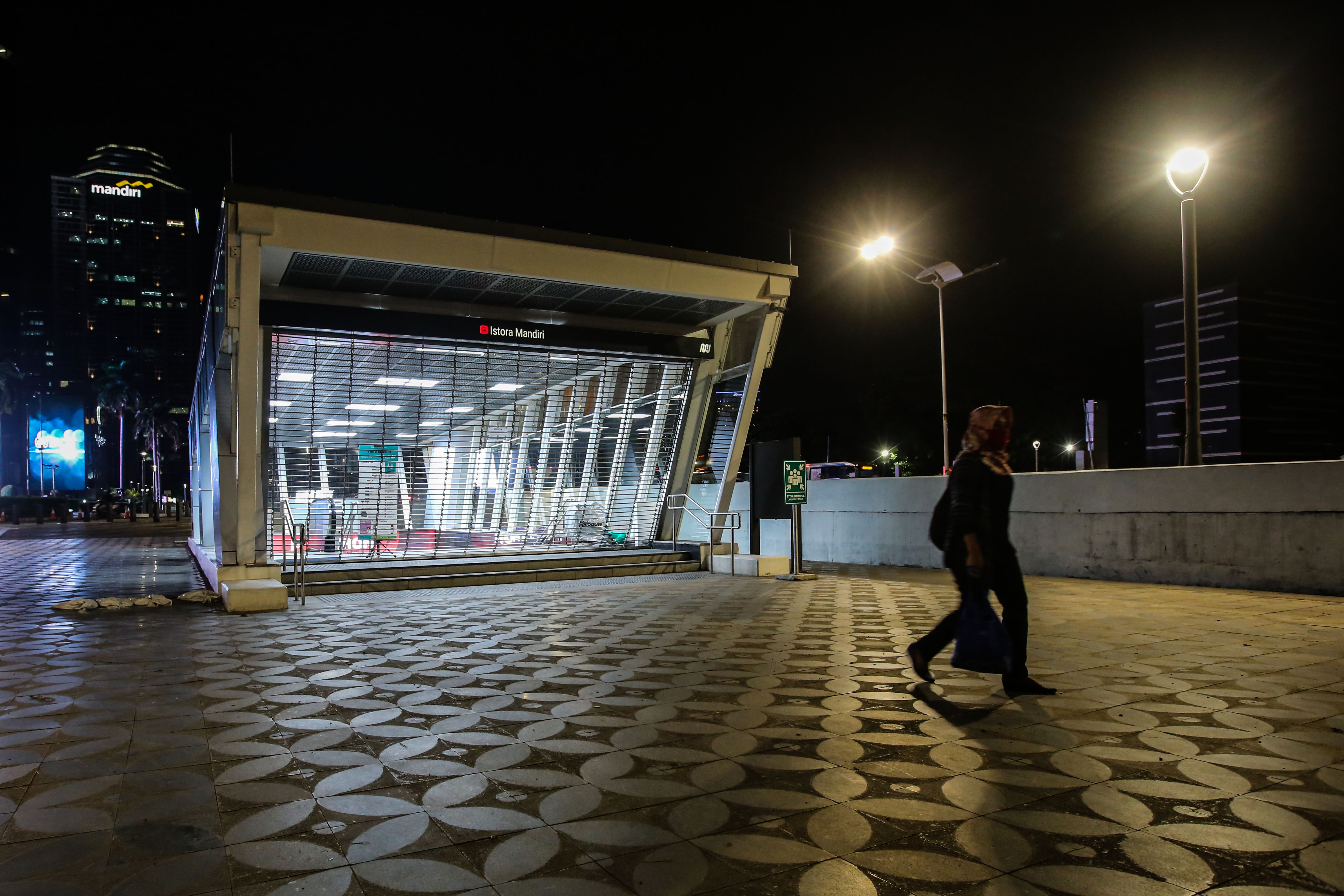  Pintu akses masuk ke stasiun MRT ditutup dalam upaya pencegahan penyebaran covid-19 di kawasan Senayan Jakarta