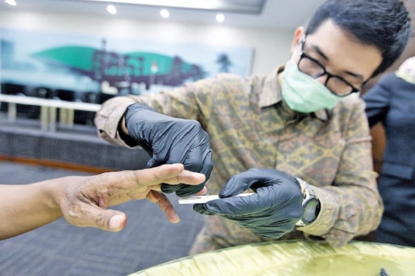 Petugas medis mengambil sampel darah saat melakukan rapid test di Gedung Nusantara III DPR, kompleks parlemen, Senayan, Jakarta, kemarin