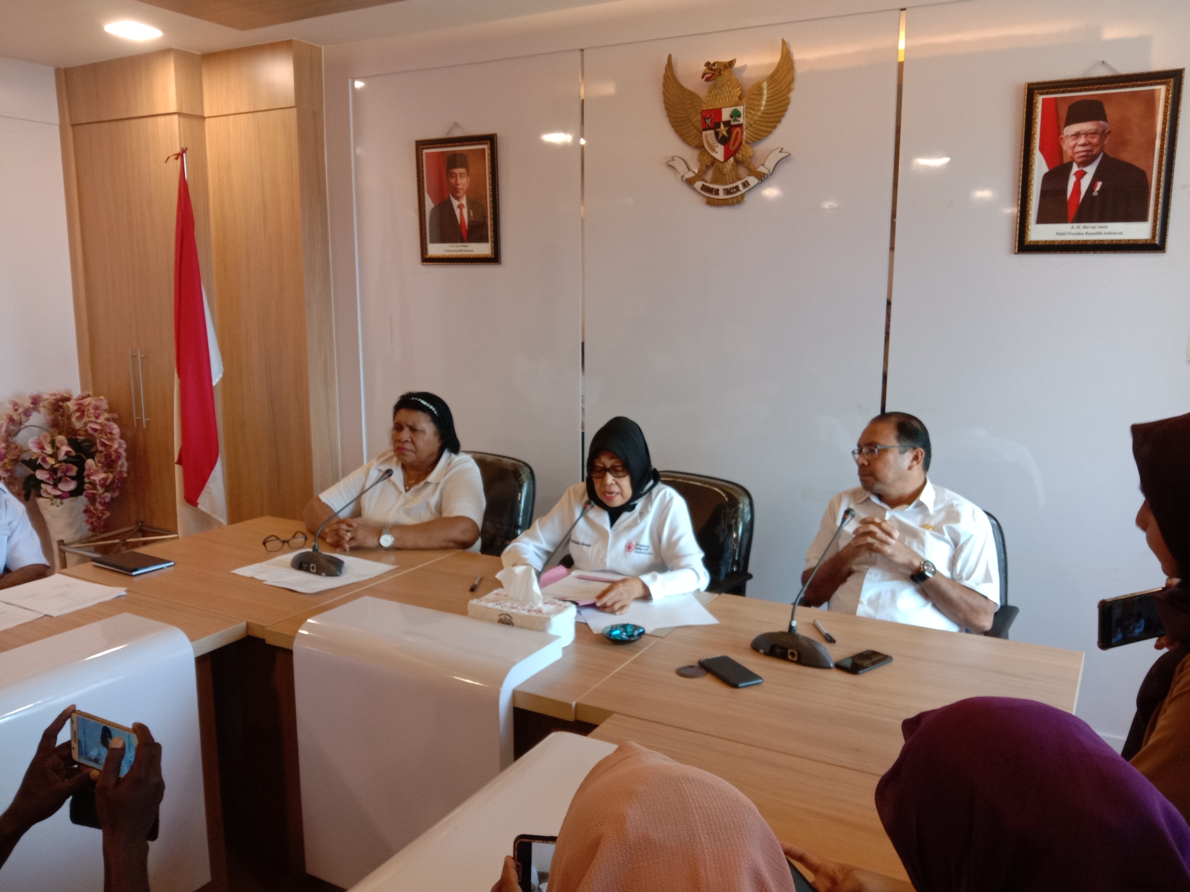 Rudi Laku, jubir Satgas penanggulangan Covid-19 Kota Sorong, Papua Barat, saat konpres, Senin, (6/4).