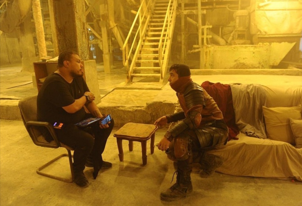 Sutradara Joko Anwar dan aktor Abimana Aryasatya saat syuting Gundala (2019). 