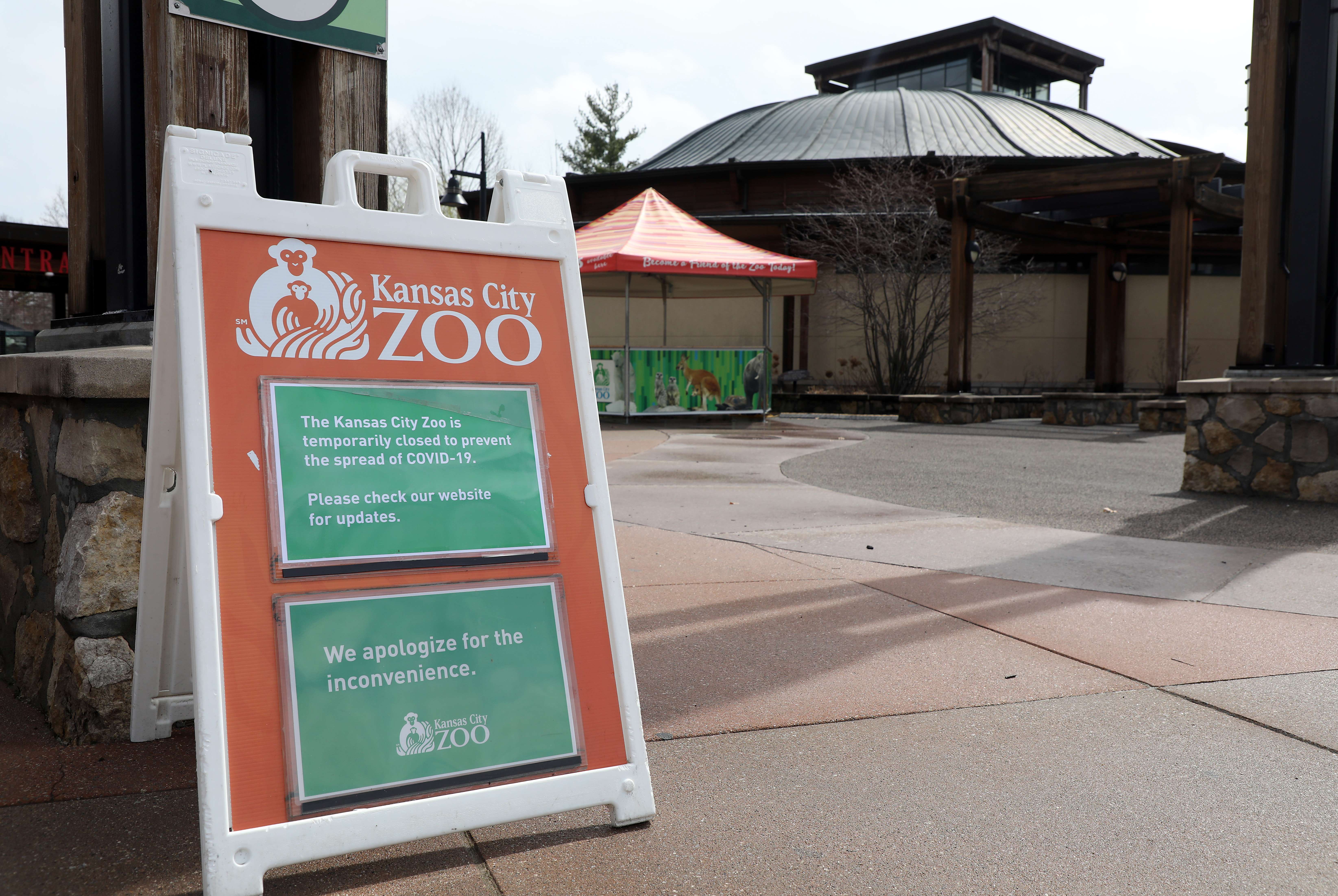 Plang di luar Kebun Binatang Kansas City, Missouri, Amerika Serikat menyebut kebun binatang itu tutup karena covid-19.