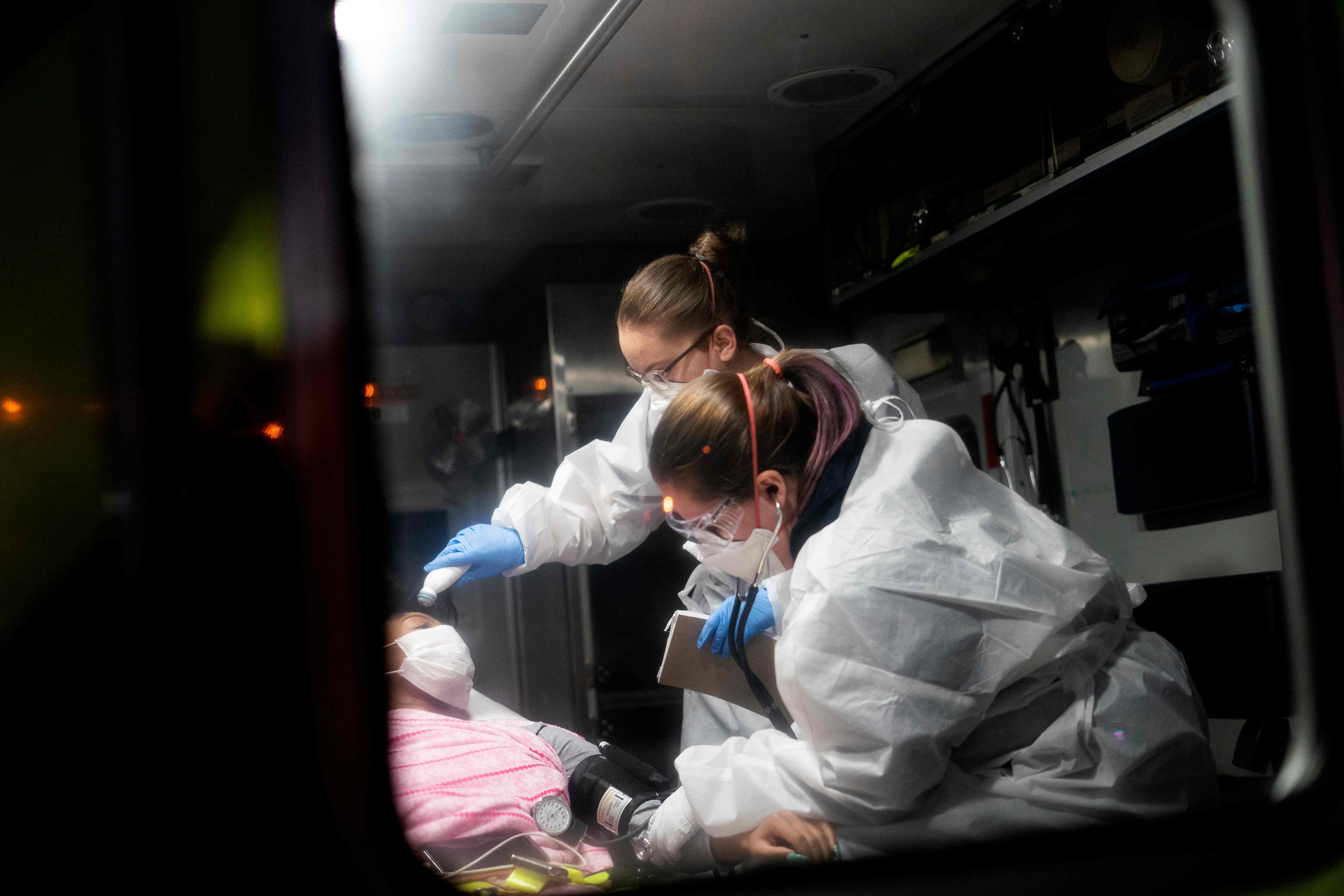 Paramedis menangani pasien covid-19 di Glen Burnie, Maryland, Amerika Serikat.