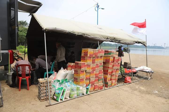 Dapur umum buatan TNi-Polri di Taman Waduk Cincin, Danau Sunter, Tanjung Priok, Jakarta Utara.