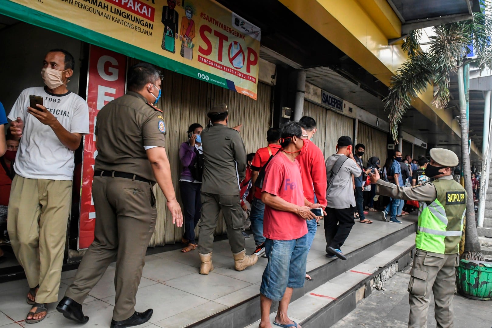 Razia pertokoan yang masih buka oleh Satpol PP Jakarta