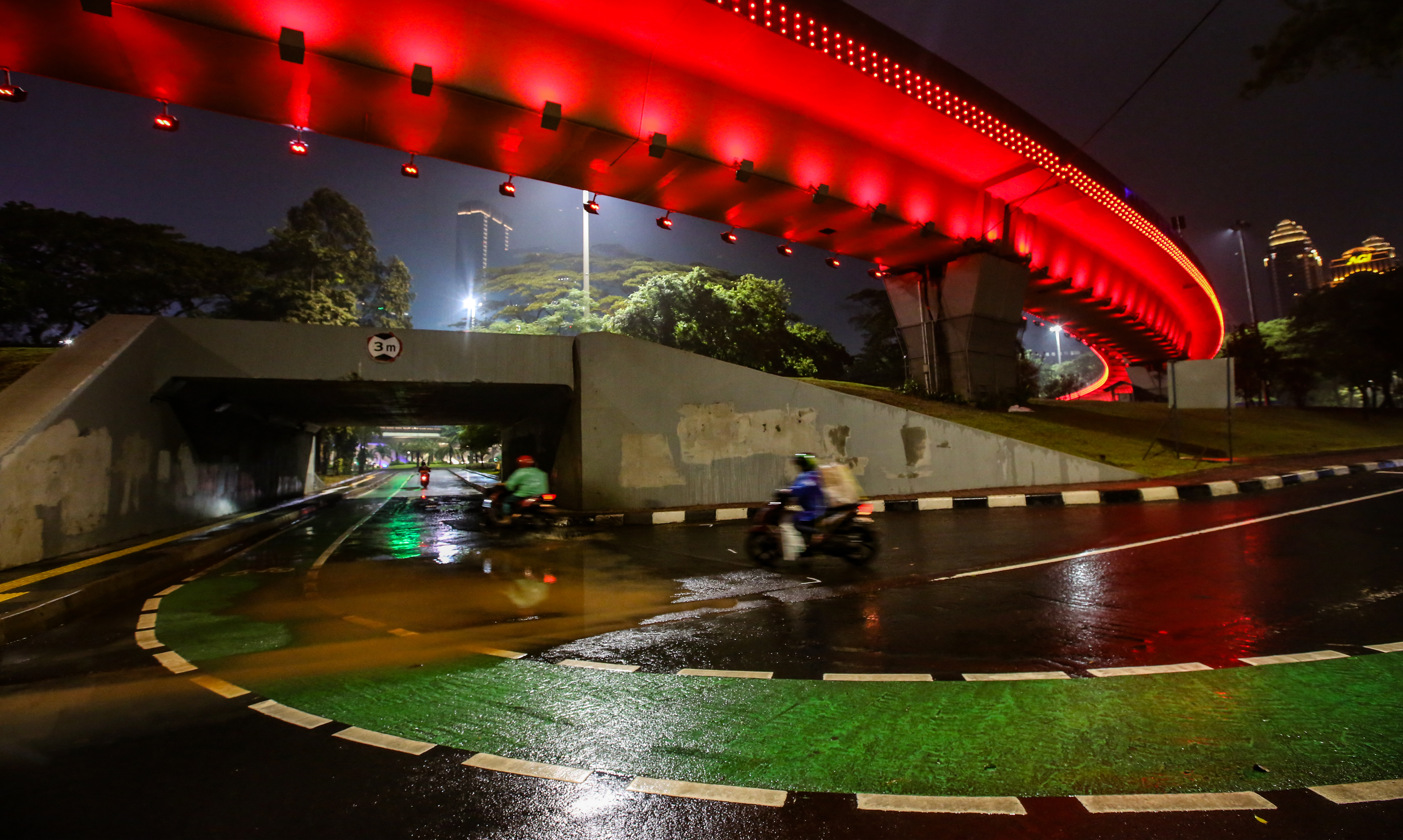 Beberapa kendaraan masih melintas di jalan raya meski sudah ada penerapan Pembatasan Sosial Berskala Besar (PSBB). 