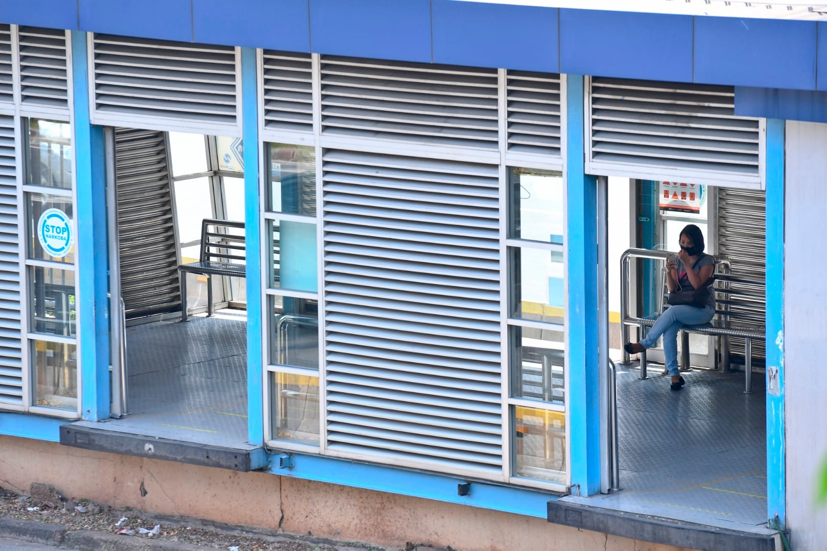 Warga menunggu bus Transjakarta di Jakarta, Kamis (23/4/2020). 