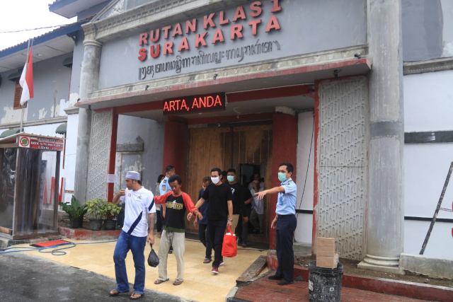 Sejumlah narapidana keluar dari rumah tahanan (rutan) klas I Surakarta untuk menjalani proses asimilasi di rumah, di Surakarta, Jawa Tengah.