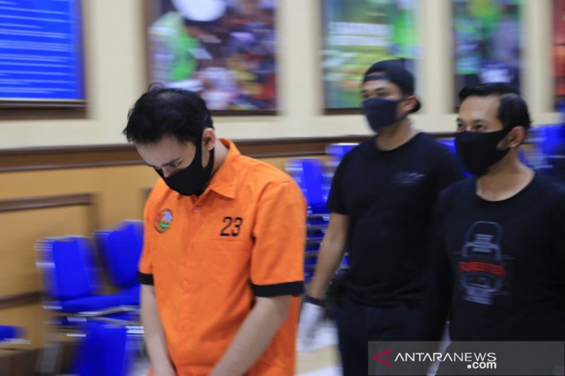 Aktor Ahmad Reza alias Reza Alatas ditangkap Direktorat Reserse Narkoba Polda Metro Jaya terkait kasus penyalahgunaan narkotika.