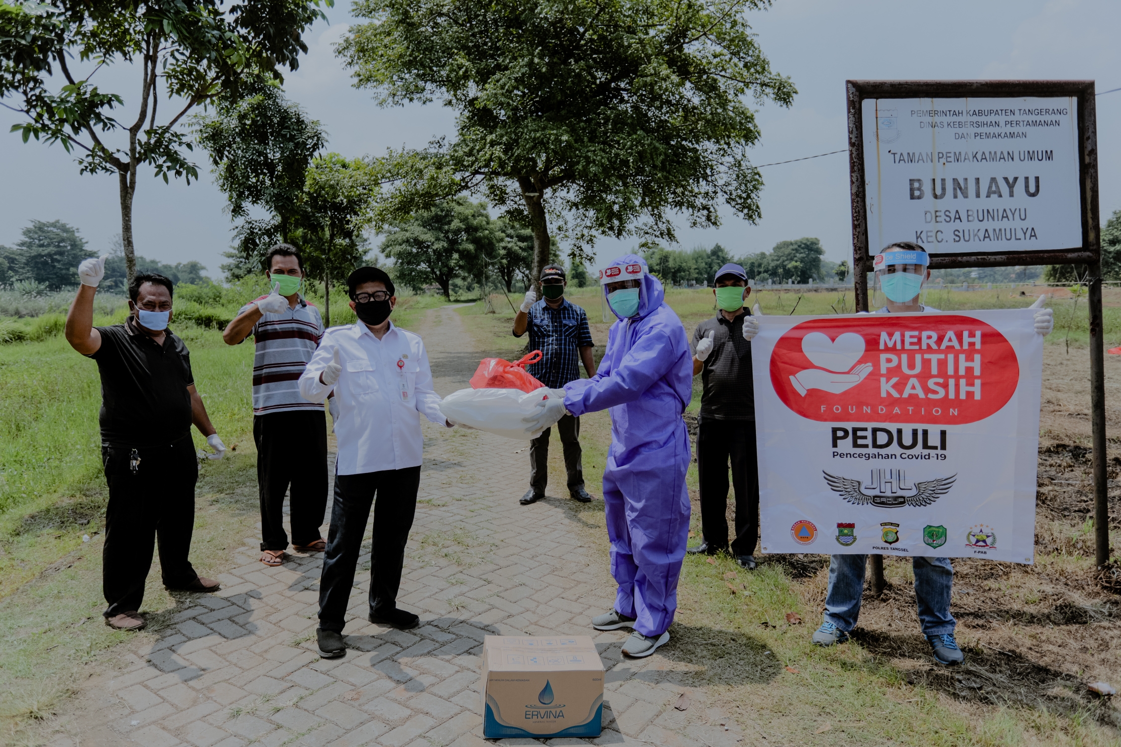 Donasi ke Petugas pemakaman di TPU Bumiayu yang jadi area pemakaman korban covid-19 di Kabupaten Tangerang