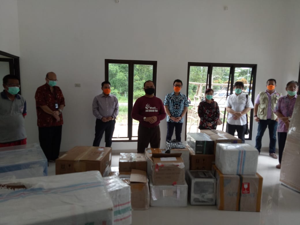 Gubernur Babel memperlihatkan alat PCR Covid-19 yang baru tiba.